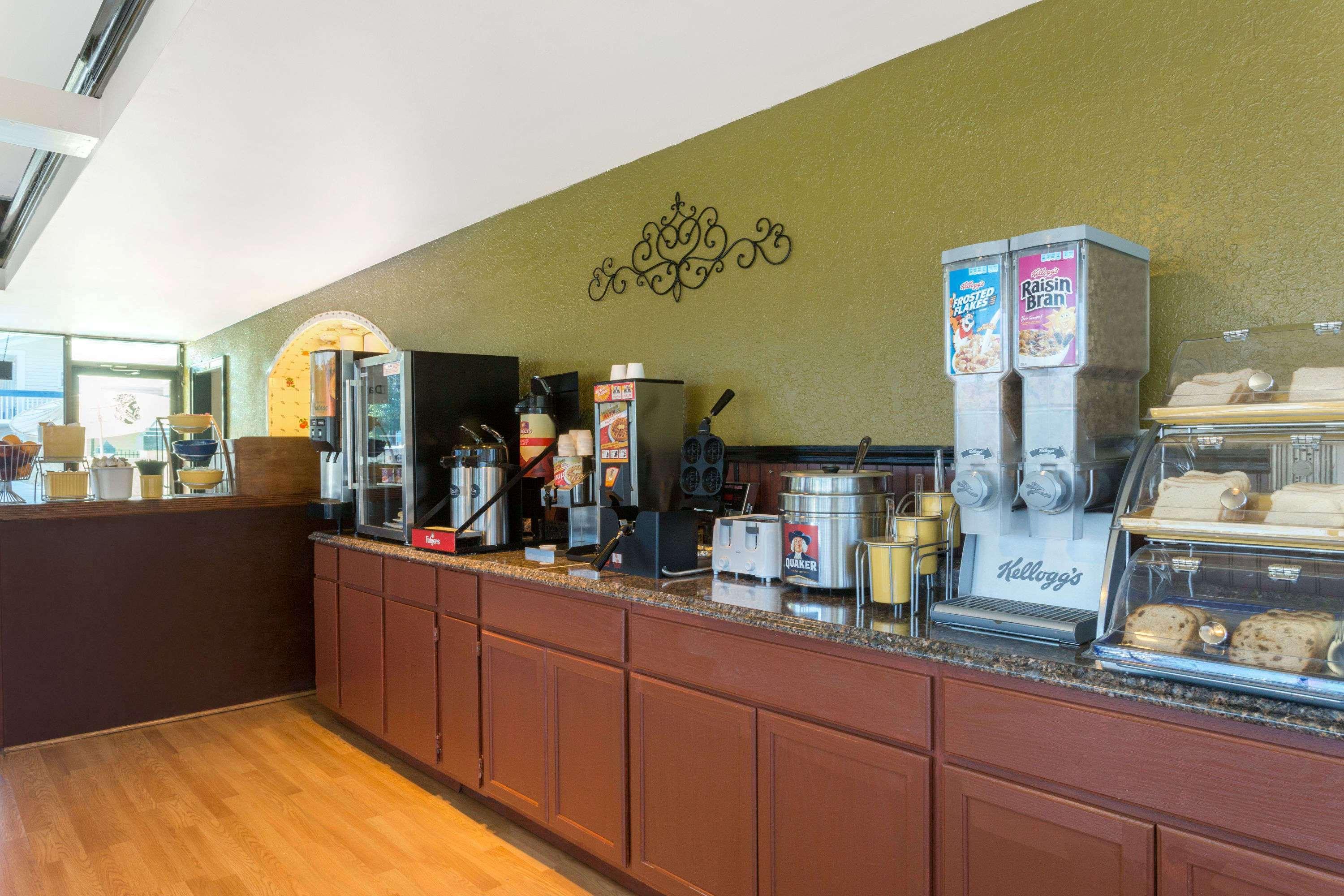 Days Inn By Wyndham Savannah Airport Extérieur photo